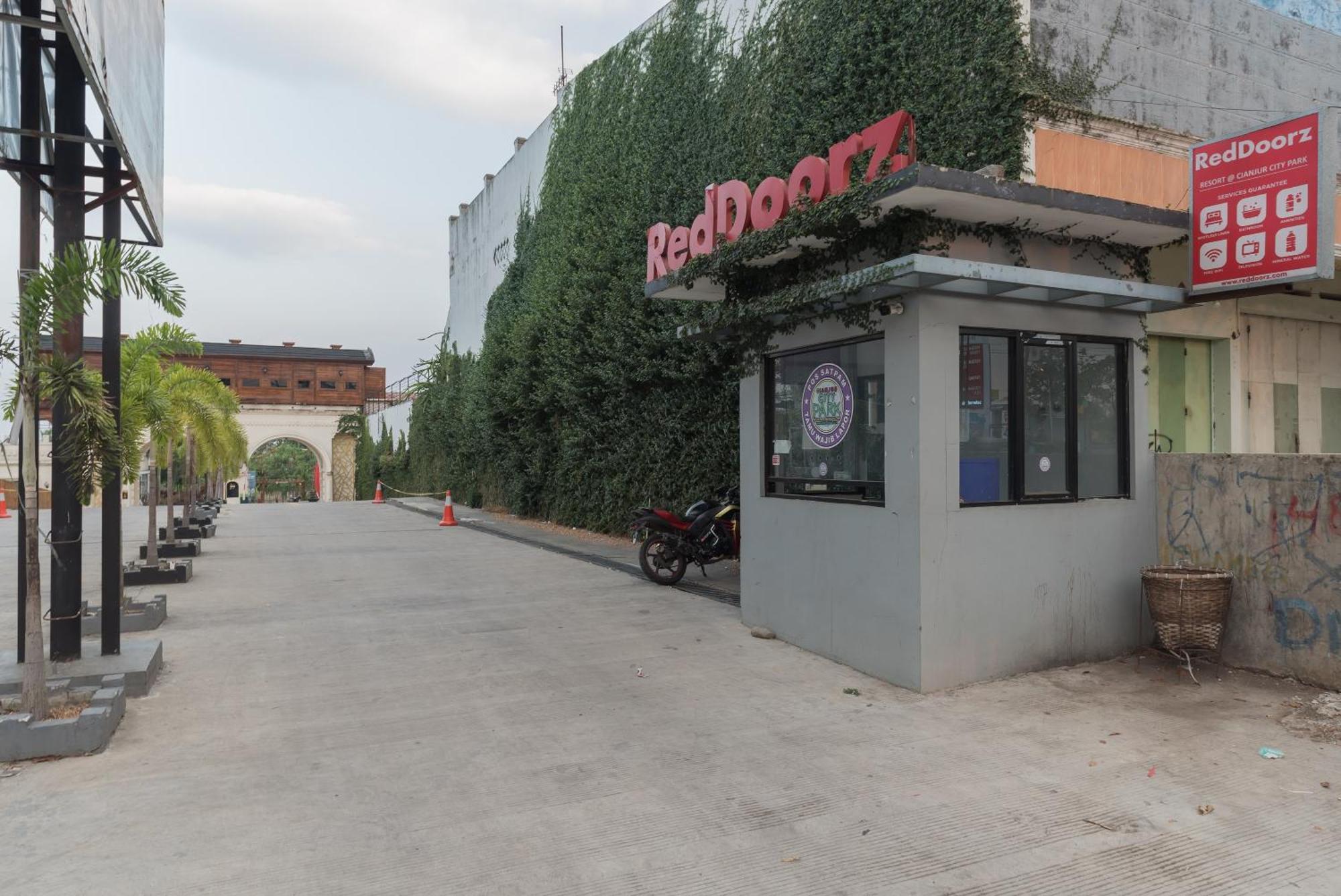 Urbanview Hotel Cianjur City Park By Reddoorz Dış mekan fotoğraf